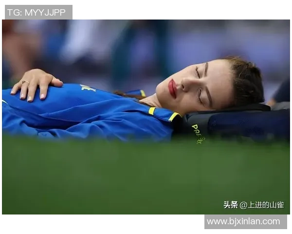 足球明星秋衣搭配女孩时尚风采展现青春活力与运动魅力